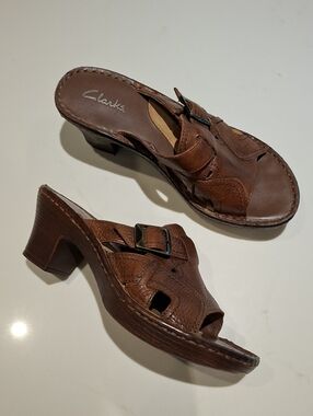 NWOT Clarks Brown Leather Y2K-esque Platform Slides/Mules Kitten Heel (US 6)